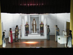Η “Αντιγόνη” από τη θεατρική ομάδα του Αβερωφείου