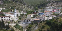 Συγκέντρωση διαμαρτυρίας πραγματοποίησαν ομογενείς στη Χειμάρρα για την κατεδάφιση σπιτιών