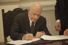 Δ. Παπαδημητρίου: Ο ομογενής υπουργός Οικονομίας και Ανάπτυξης στην κυβέρνηση