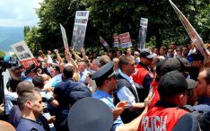 «Επιθέσεις σε σύμβολα της ελληνικής μειονότητας» στην Αλβανία καταγγέλει ο Δήμος Δρόπολης