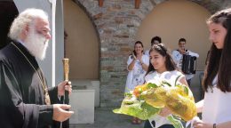Τα παιδιά της Θεσσαλονίκης, που τραγούδησαν προς τιμήν του Πατριάρχου Αλεξανδρείας, για τον «αλεξανδρινό, τον καθαρό τον ουρανό» (ΒΙΝΤΕΟ)