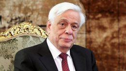 Το χρυσό κλειδί της Αλεξάνδρειας, στον Έλληνα Πρόεδρο Προκόπη Παυλόπουλο, από τον Κυβερνήτη της πόλης Μοχάμεντ Σουλτάν