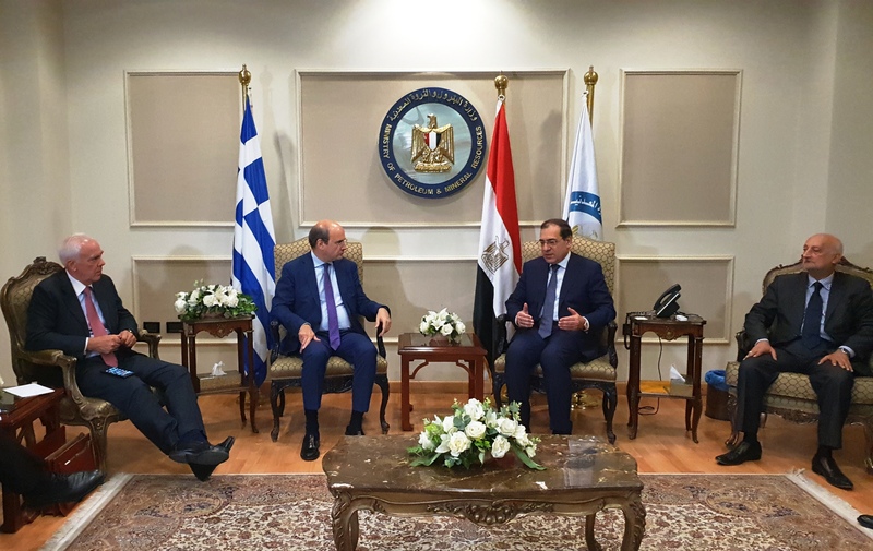 Η θερμή υποδοχή του Υπουργού Ενέργειας Κ. Χατζηδάκη από τον Αιγύπτιο ομόλογό του Τ. Μόλλα (ΦΩΤΟ και ΒΙΝΤΕΟ)