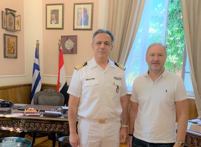 Θερμή υποδοχή στον νέο Ακόλουθο Άμυνας της Ελλάδας στο Κάιρο Γ. Χατζή, από τον Αντιπρόεδρο της ΕΚΑ Γ. Σιόκα