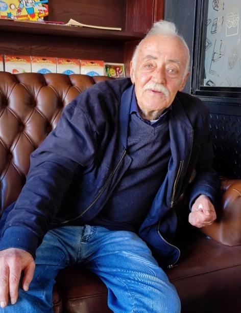 Ο Π. Πάνος Γαζής αποχαιρετά τον Γ. Κυπραίο με την “Εφημεριδούλα” των μαθητών του!