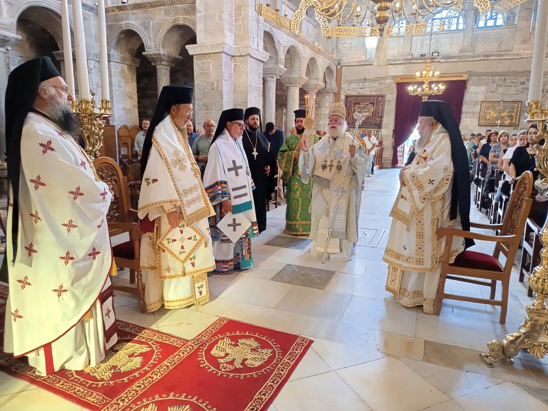 Πατριαρχική Θεία Λειτουργία στην Εκατονταπυλιανή στην Πάρο
