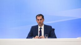 Ο Θεοχάρης στο Κάιρο με αποστολή 20 εταιρειών για ενίσχυση συνεργασίας